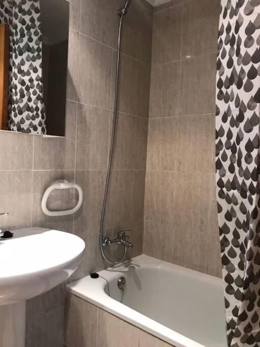 Apartment Lovely One Bedroom Unit With Balcony And Pool